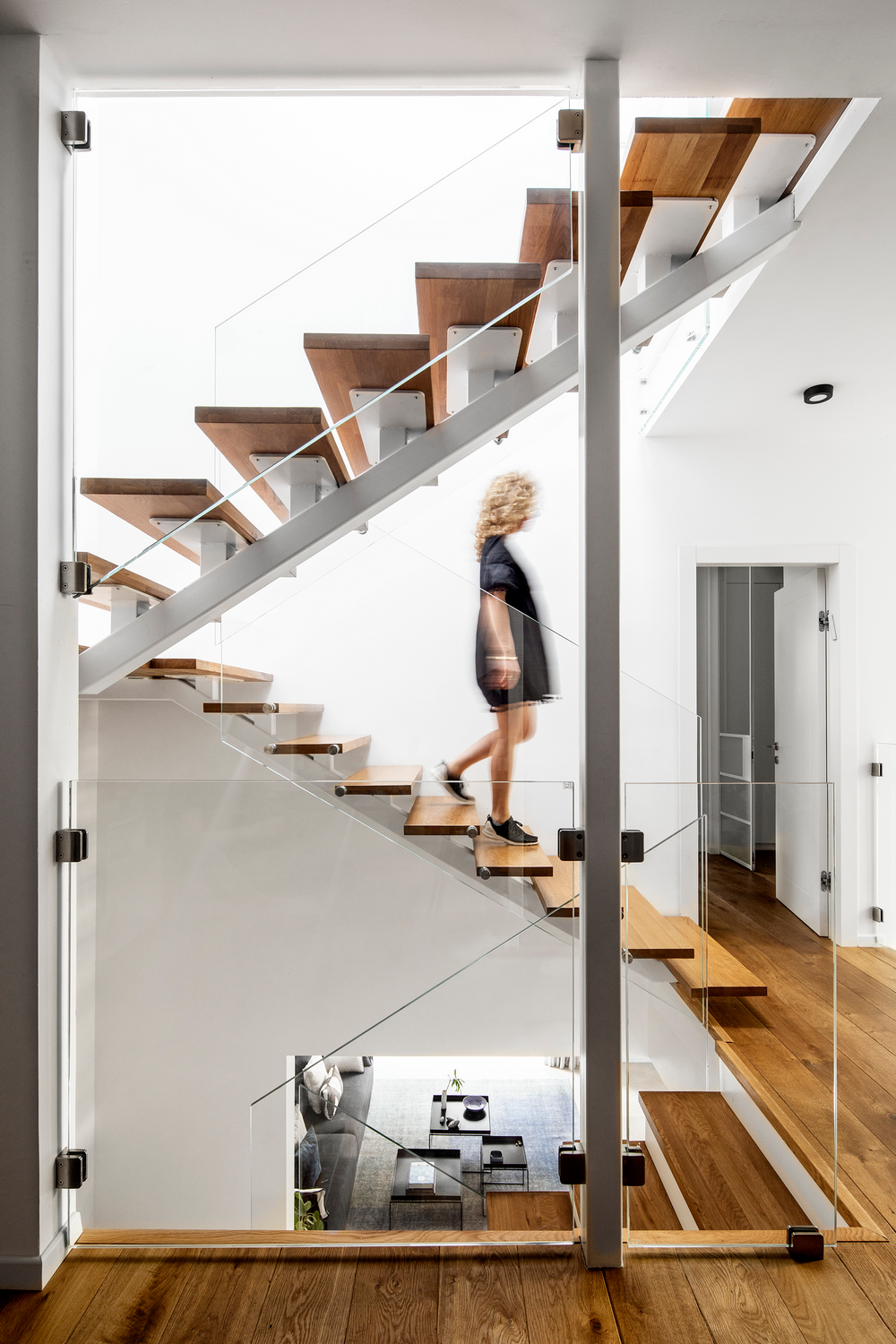 מדרגות מעץ מרחפות בעיצוב מושלם - סולם יעקב