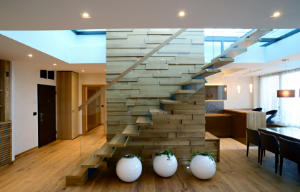 שיפוץ בית יוקרתי דו-קומתי: הרמת ביתכם הפרטי עם מדרגות מעוצבות