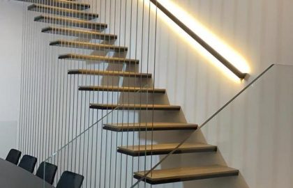 תקני בטיחות למאחזי יד במדרגות – מה חשוב לדעת לפני התקנה בבית ובעסק